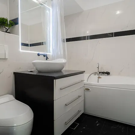 Cozy Close To Old Town Apartment *